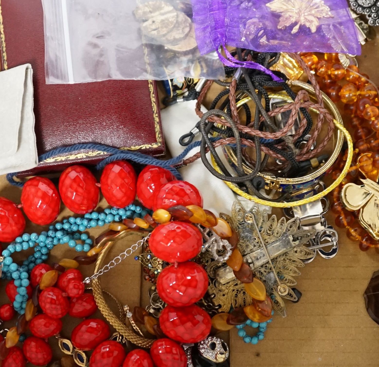 A quantity of assorted costume jewellery.